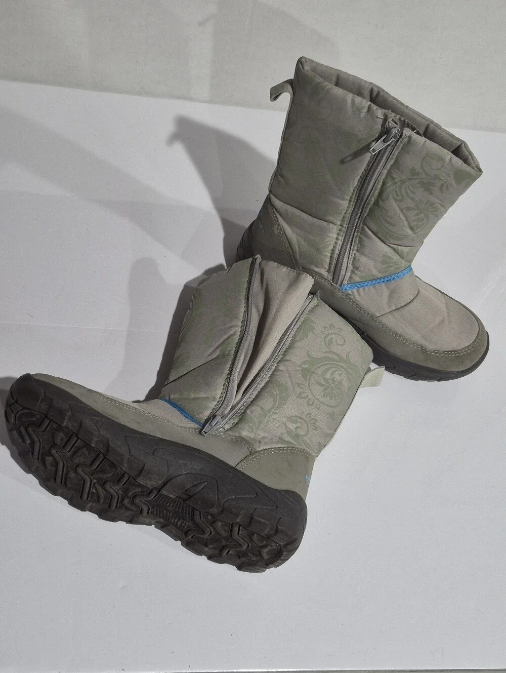 Women’s Light Gray Winter Boots with Blue Accent Size 7